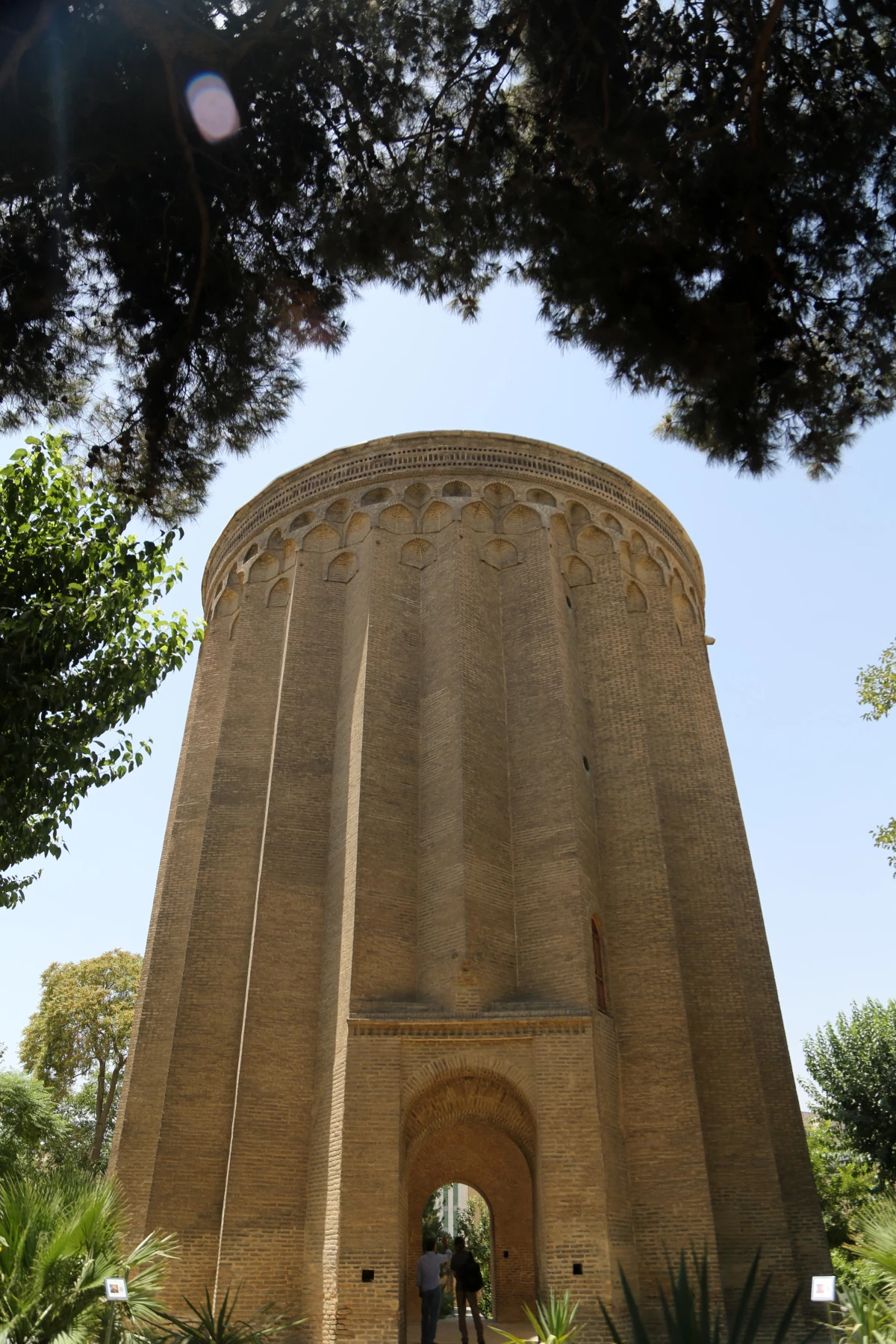 İranlı türbedar, Selçuklu\'nun kurucusu Tuğrul Bey\'in anıt mezarına evi gibi bakıyor