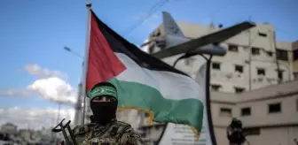 Kassam Tugayları, yerli üretim insansız hava aracı 'Şihab' için anıt yaptı