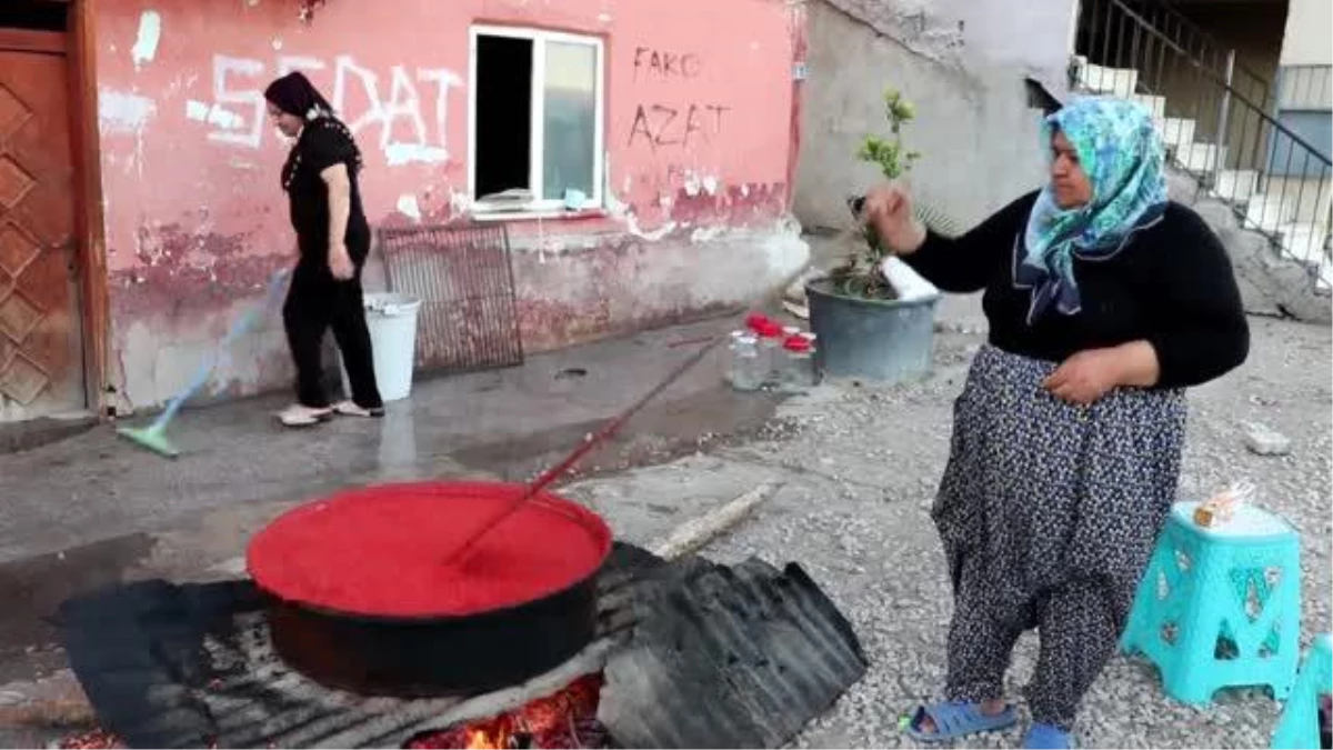 Samsun\'da kış hazırlığı yapan kadınların salça ve konserve mesaisi