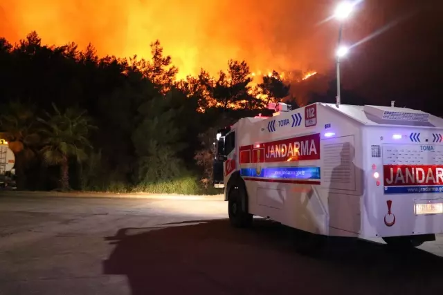 Muğla gündem haberi... Marmaris'teki orman yangınına müdahale karadan devam ediyor