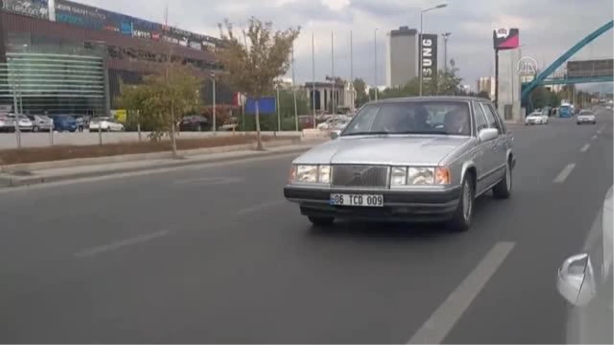 Milliyetçi Hareket Partisi Genel Başkanı Bahçeli klasik otomobiliyle Ankara\'yı turladı