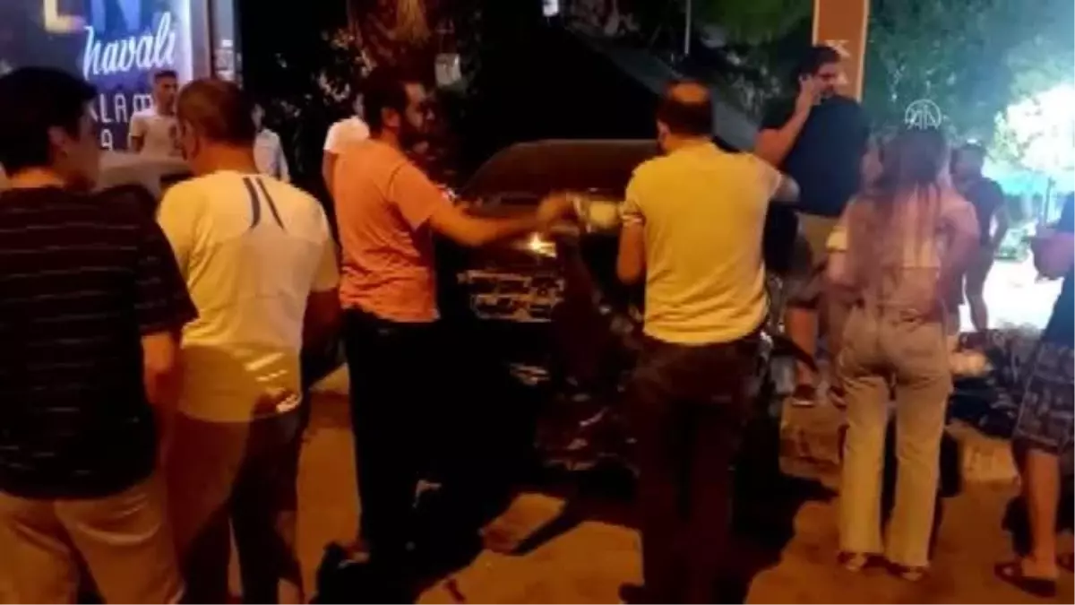 Manisa\'da park halinde araçlara çarpan otomobildeki 4 kişi yaralandı