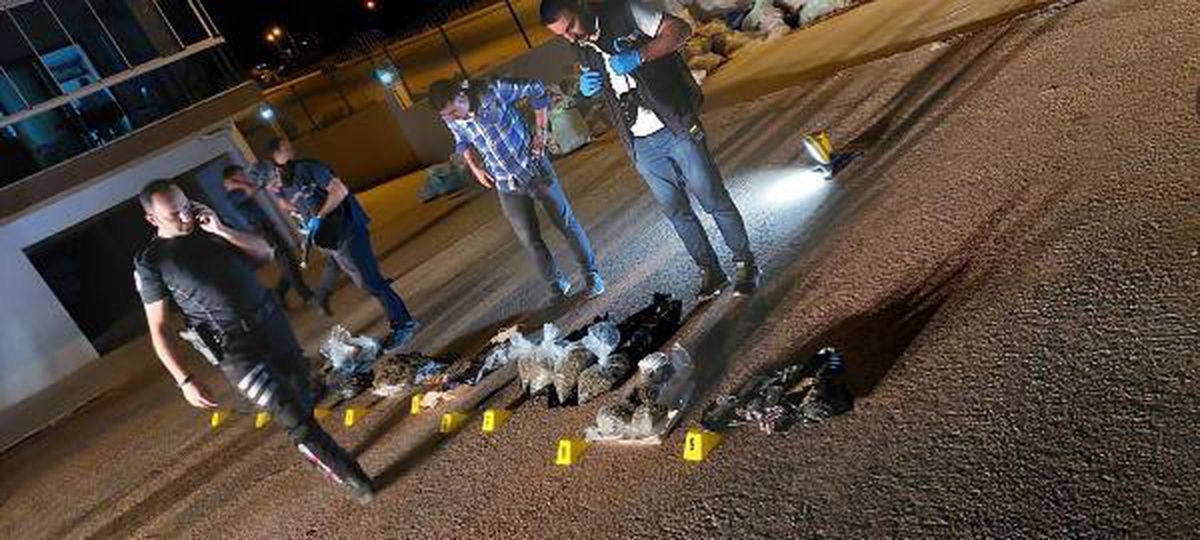 Polis baskınında evdeki uyuşturucu ve paraları dışarı attılar