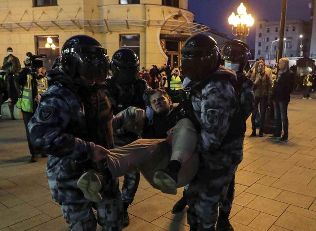 Putin'in seferberlik ilanı sonrası Rusya'da hareketlilik! Kimi sokağa çıkıp protesto etti, kimi ülkeden kaçmanın derdine düştü Putin'in seferberlik ilanı sonrası Rusya'da hareketlilik! Kimi sokağa çıkıp protesto etti, kimi ülkeden kaçmanın derdine düştü