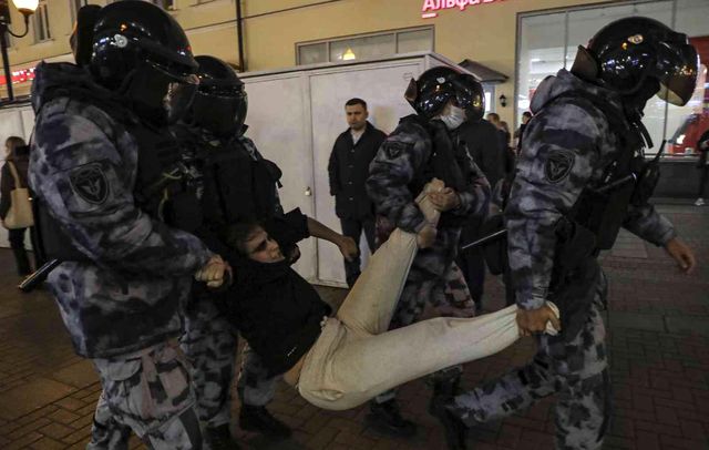 Putin'in seferberlik ilanı sonrası Rusya'da hareketlilik! Kimi sokağa çıkıp protesto etti, kimi ülkeden kaçmanın derdine düştü Putin'in seferberlik ilanı sonrası Rusya'da hareketlilik! Kimi sokağa çıkıp protesto etti, kimi ülkeden kaçmanın derdine düştü