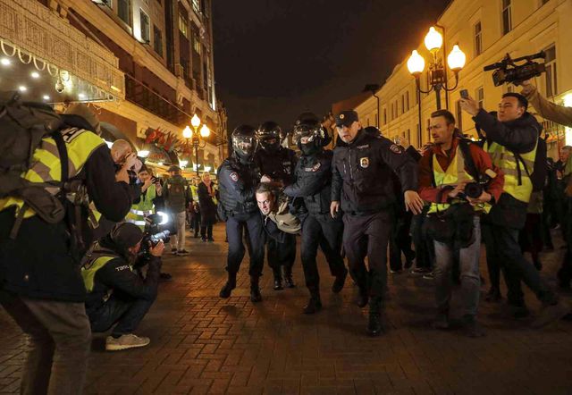 Putin'in seferberlik ilanı sonrası Rusya'da hareketlilik! Kimi sokağa çıkıp protesto etti, kimi ülkeden kaçmanın derdine düştü Putin'in seferberlik ilanı sonrası Rusya'da hareketlilik! Kimi sokağa çıkıp protesto etti, kimi ülkeden kaçmanın derdine düştü