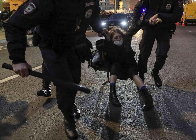 Putin'in seferberlik ilanı sonrası Rusya'da hareketlilik! Kimi sokağa çıkıp protesto etti, kimi ülkeden kaçmanın derdine düştü Putin'in seferberlik ilanı sonrası Rusya'da hareketlilik! Kimi sokağa çıkıp protesto etti, kimi ülkeden kaçmanın derdine düştü