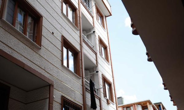 Takıntılı olduğu kadının evine girdi; yakalanmamak için balkondan kaçtı Takıntılı olduğu kadının evine girdi; yakalanmamak için balkondan kaçtı