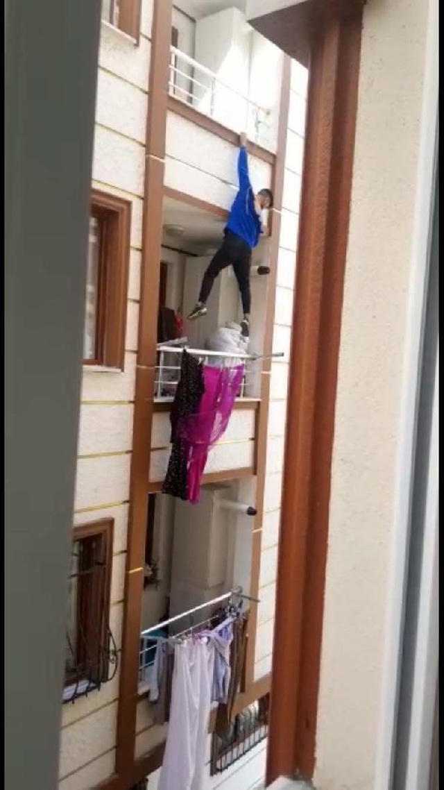 Takıntılı olduğu kadının evine girdi; yakalanmamak için balkondan kaçtı Takıntılı olduğu kadının evine girdi; yakalanmamak için balkondan kaçtı