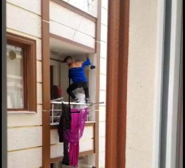 Takıntılı olduğu kadının evine girdi; yakalanmamak için balkondan kaçtı Takıntılı olduğu kadının evine girdi; yakalanmamak için balkondan kaçtı