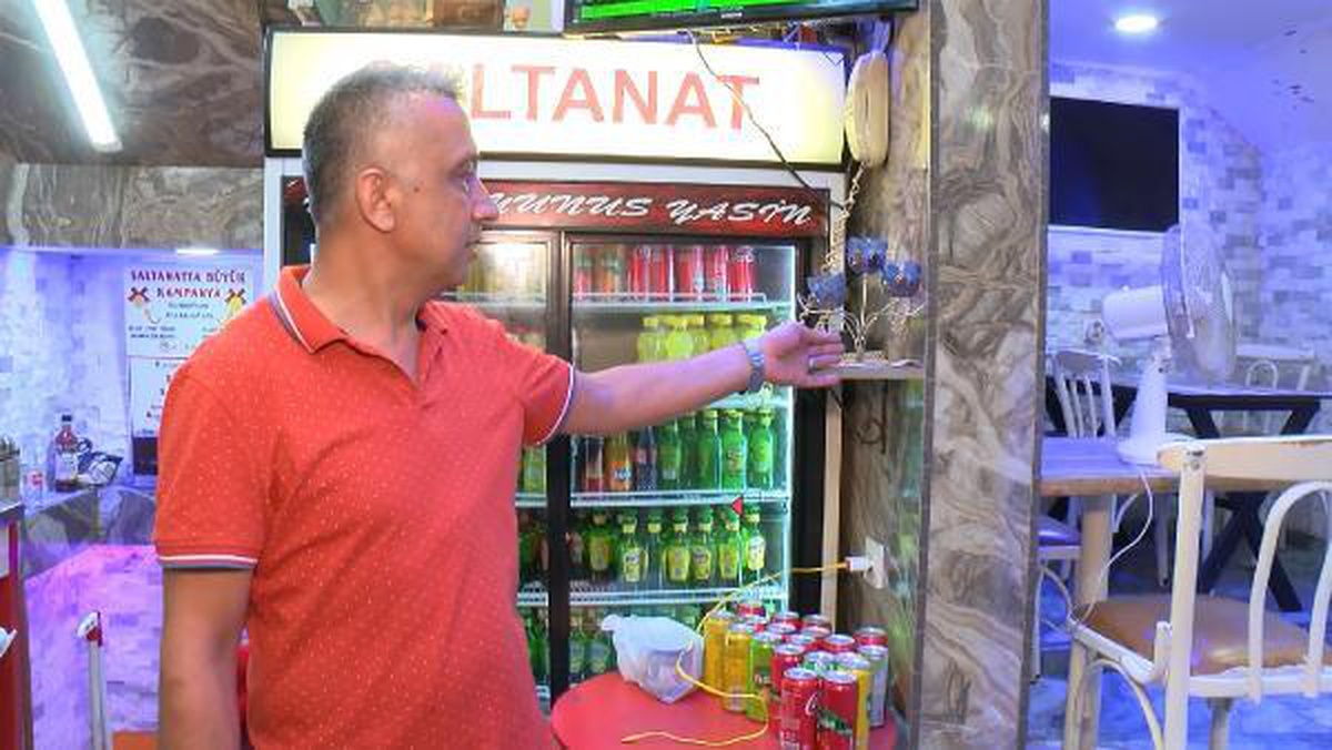 \'Tost yeme\' yarışmasında altın kazanamayınca iş yeri sahibinin telefonunu çaldı