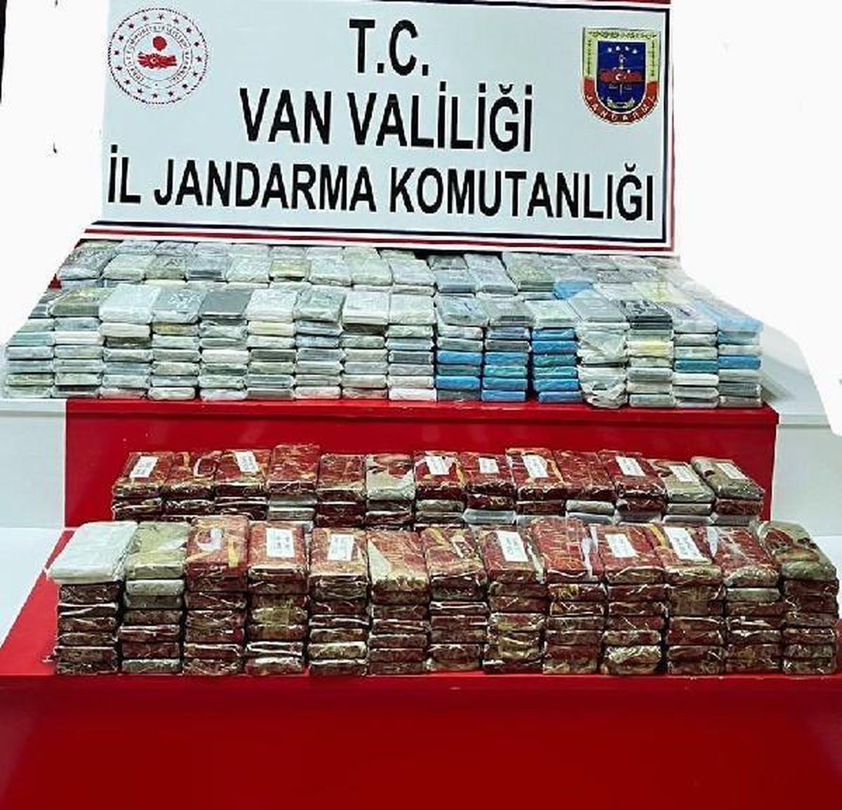 Van haberleri... Van\'da gümrük kaçağı 1096 cep telefonu ele geçirildi