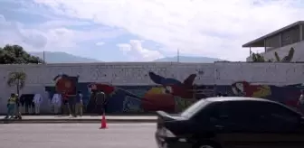 Venezuelalı geri dönüşüm sanatçısı şişe kapaklarıyla duvar resimleri yapıyor