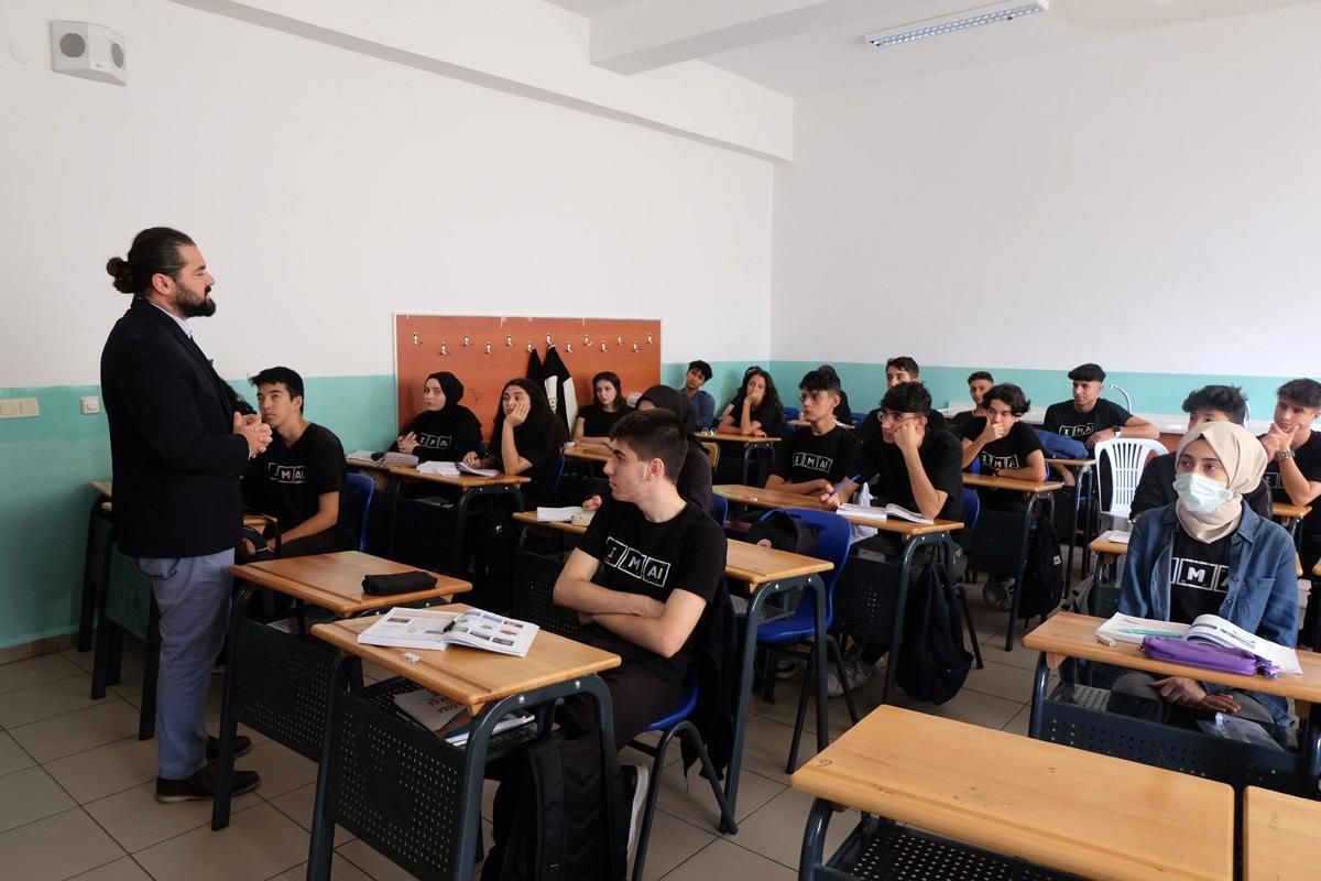 Zeytinburnu Belediyesinden 4 bin lise öğrencisine eğitim desteği