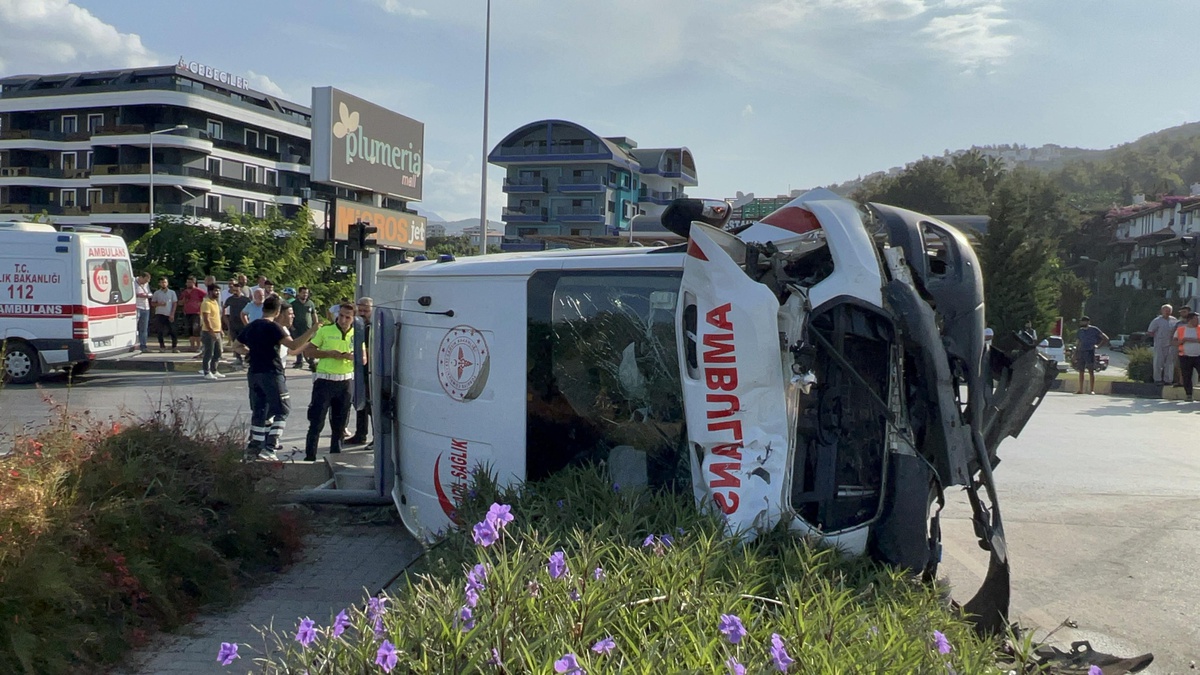 Alanya\'da ambulansla kamyonetin çarpıştığı kazada 8 kişi yaralandı