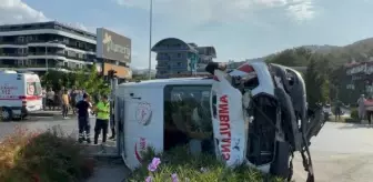 Antalya haber | Antalya'da ambulans ile kamyonet çarpıştı: 2'si sağlıkçı 8 yaralı