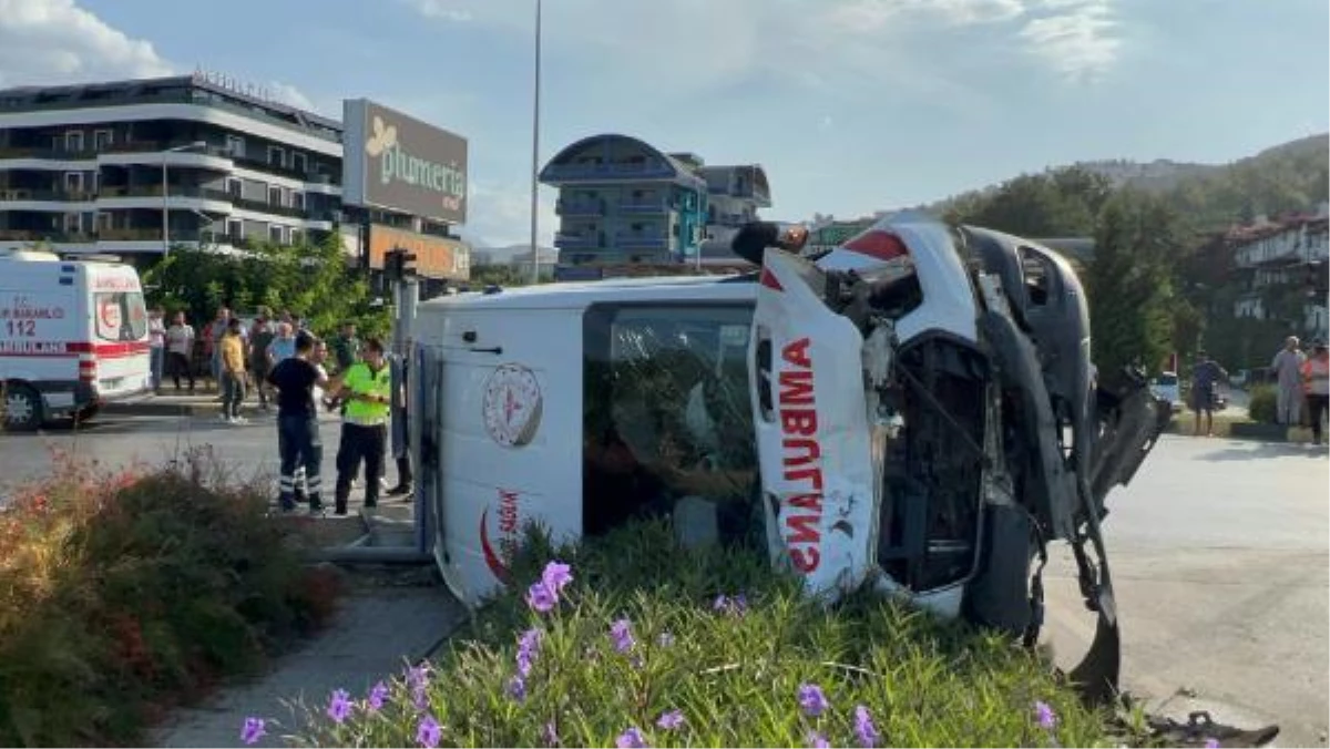 Antalya haber | Antalya\'da ambulans ile kamyonet çarpıştı: 2\'si sağlıkçı 8 yaralı