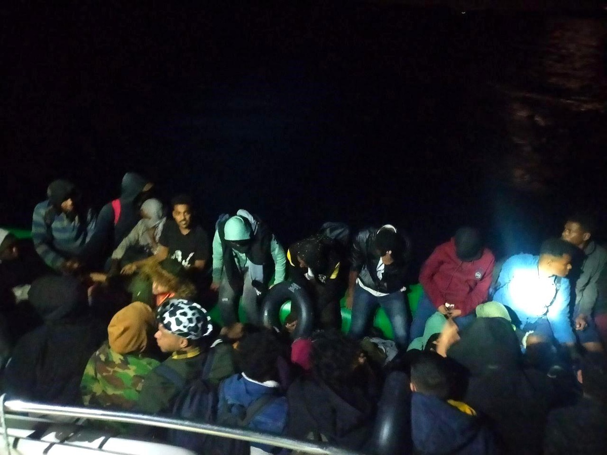 Ayvalık açıklarında 45 düzensiz göçmen kurtarıldı