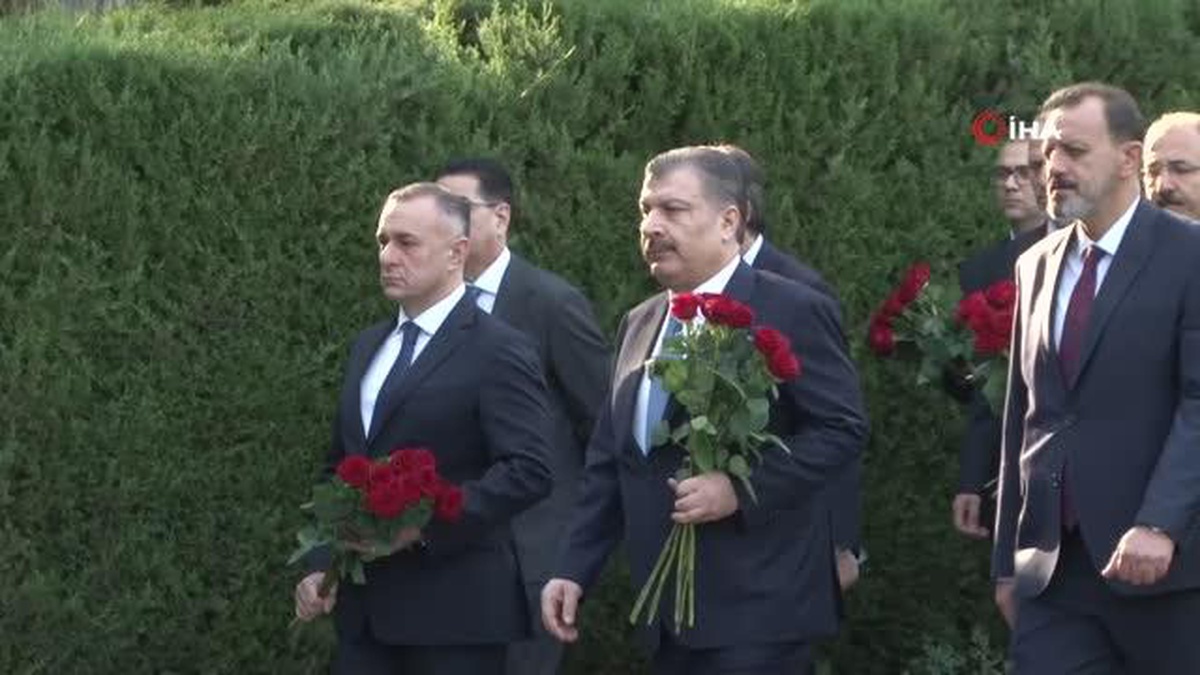 Sağlık Bakanı Fahrettin Koca, Bakü\'de şehitlikleri ziyaret etti