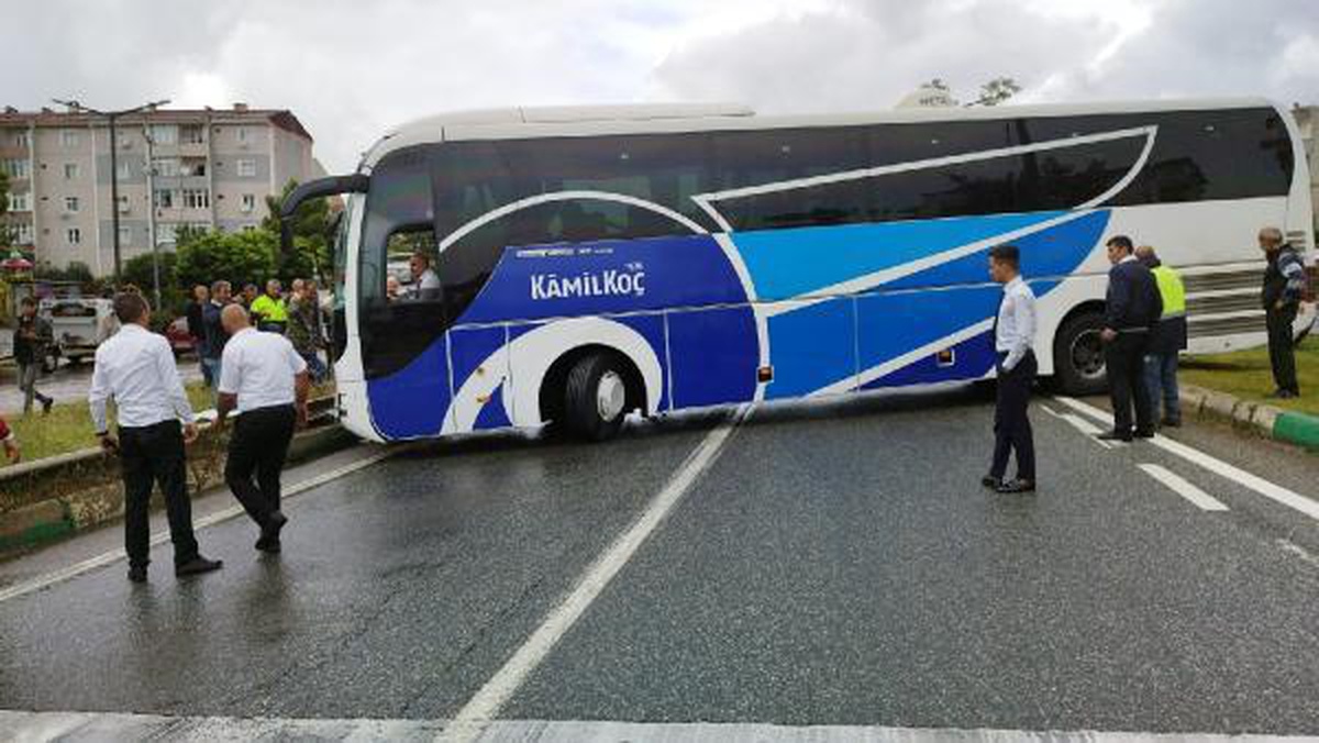 Bursa haber! Bursa\'da yolcu otobüsü bariyerlere çarptı