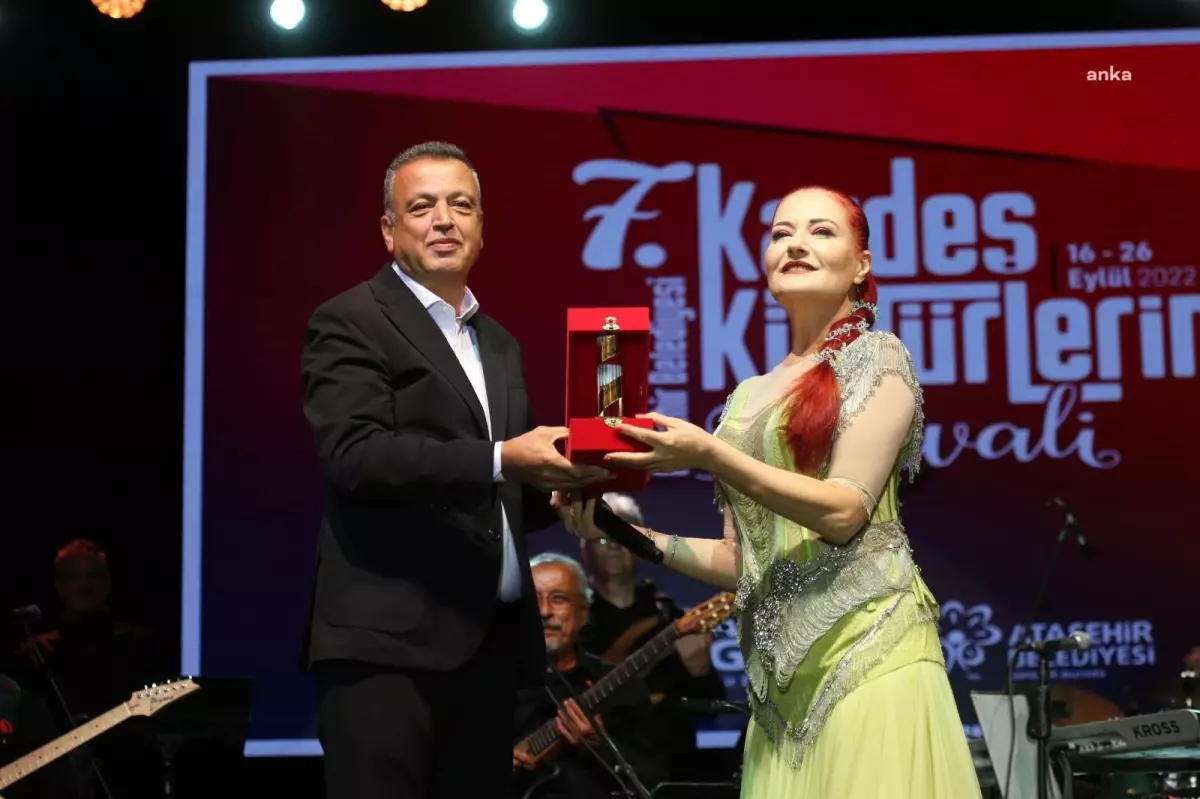 Candan Erçetin 7. Kardeş Kültürlerin Festivali\'nde Hayranlarıyla Buluştu