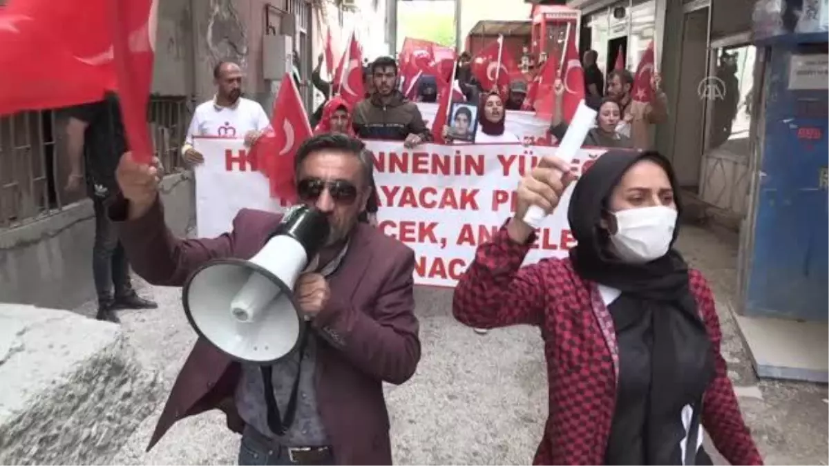 Hakkari'de çocukları dağa kaçırılan aileler HDP önündeki eylemlerini sürdürdü