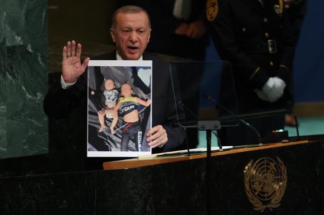 Cumhurbaşkanı Erdoğan BM'de boğularak ölen bebeklerin fotoğrafını gösterdi! Kiryakos Miçotakis çok rahatsız oldu