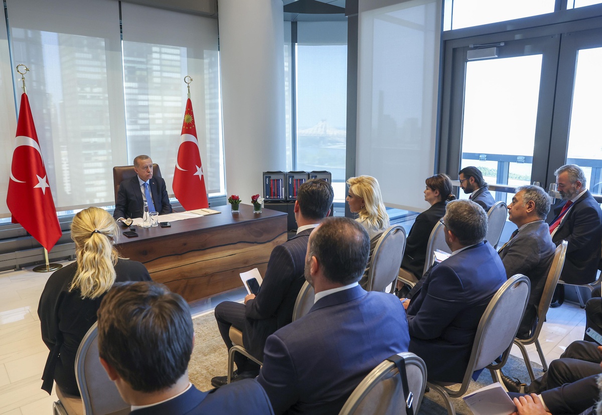 Cumhurbaşkanı Erdoğan, New York\'taki Türkevi\'nde gazetecilere konuştu: (2)