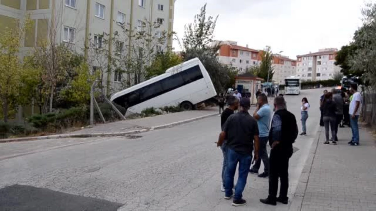 Aksaray\'da devrilen öğrenci servisinin sürücüsü öldü