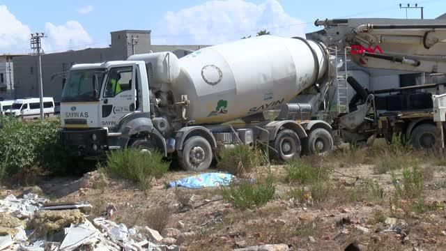 Şoförün cenazesi kaldırılmadan mikserdeki beton harcını almaya başka bir araç geldi Şoförün cenazesi kaldırılmadan mikserdeki beton harcını almaya başka bir araç geldi