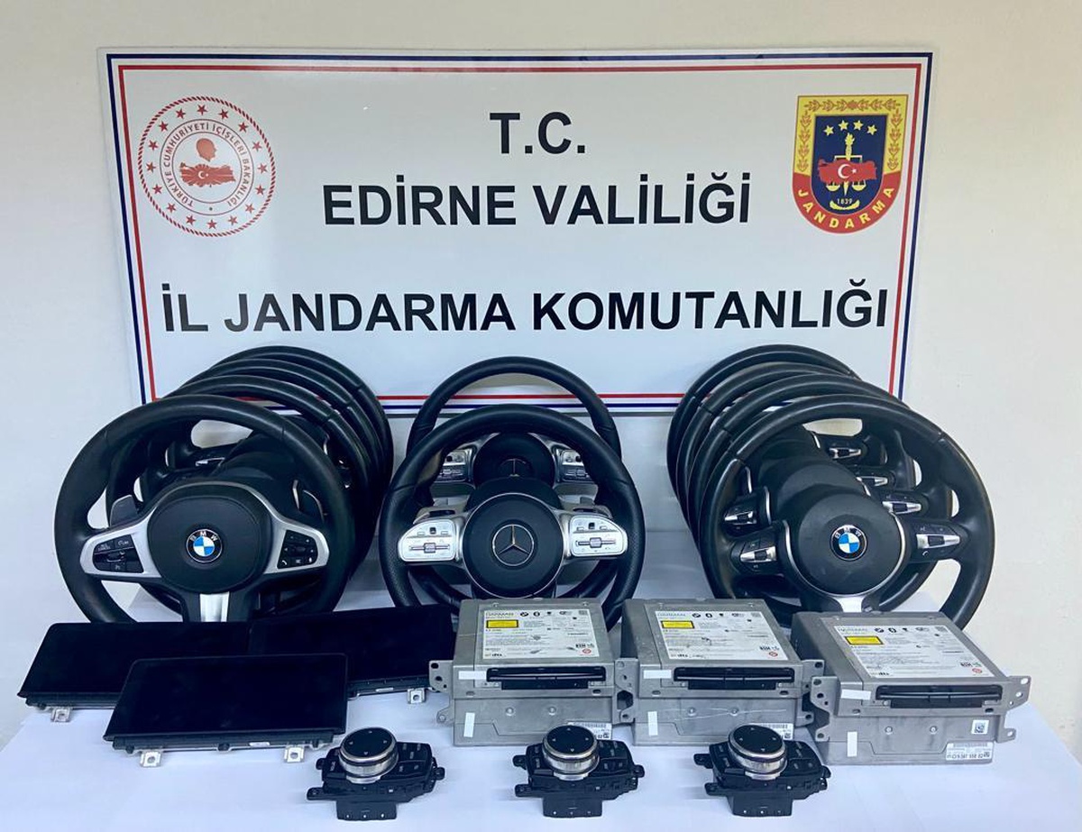 Edirne\'de yurda kaçak sokulmak istenen 11 lüks araç direksiyonu ve otomobil parçaları ele geçirildi