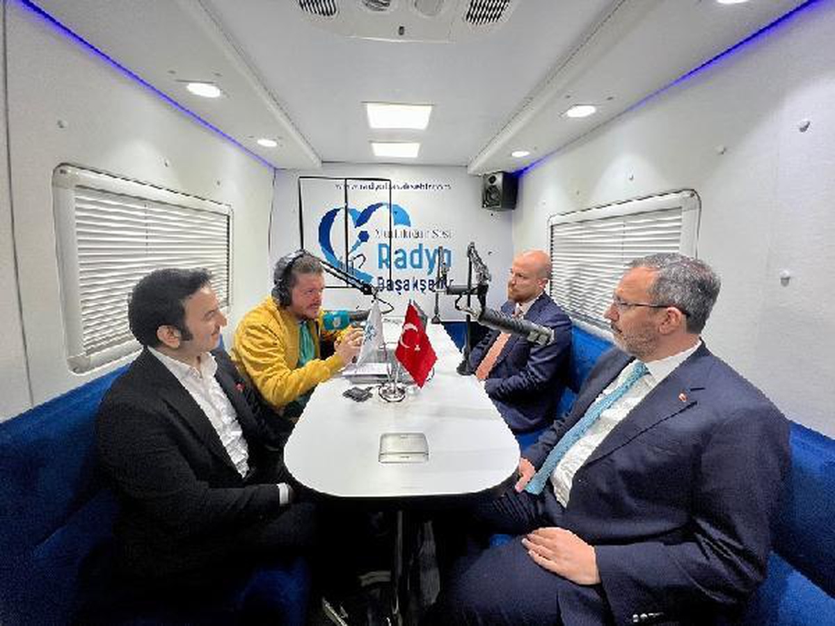 Gençlik ve Spor Bakanı Kasapoğlu ve Bilal Erdoğan Radyo Başakşehir\'e konuk oldu