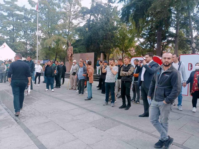 Haciz gelen arabasını benzin döküp yaktı Haciz gelen arabasını benzin döküp yaktı