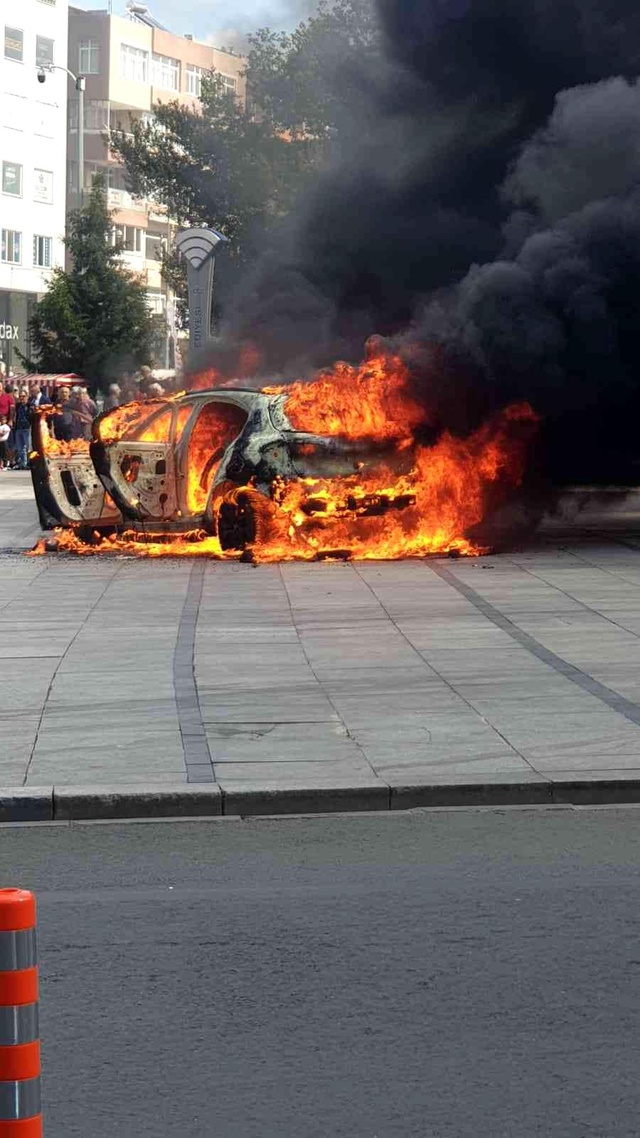Haciz gelen arabasını benzin döküp yaktı Haciz gelen arabasını benzin döküp yaktı