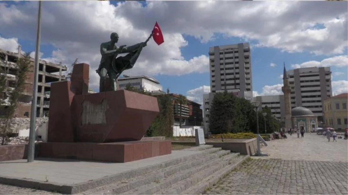 İzmir\'deki İlk Kurşun Anıtı\'nın rölyefini çalınmak istendi! Hırsızlık girişimi, çevredekilerin durumu fark etmesi sonucu son buldu