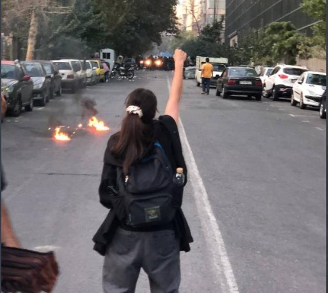 İran'da başörtü protestoları sürerken Amerikalı gazeteci İran Cumhurbaşkanı ile başörtülü görüşme yaptı