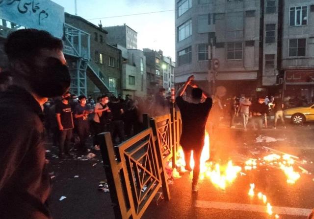 İran'da gerçekleşen Mahsa Amini eylemleri tüm dünyaya yayılıyor