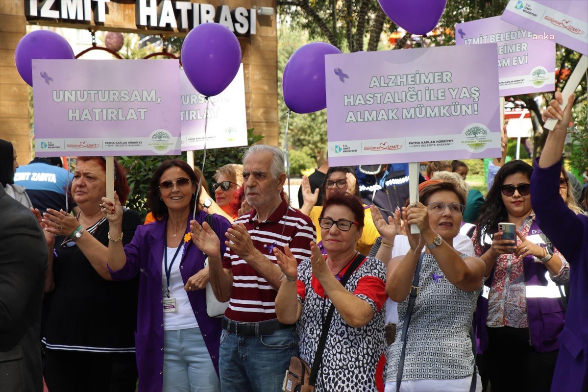 İzmit Belediyesi\'nden Dünya Alzheımer Gününde Anlamlı Yürüyüş