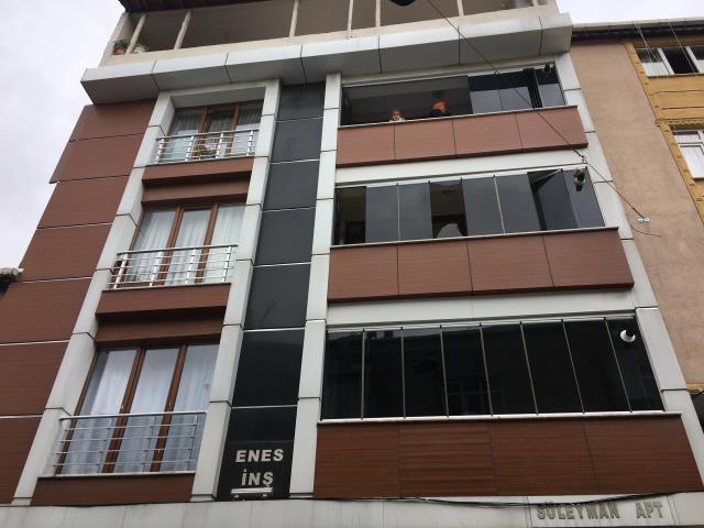 Kardeşi için endişelenip balkona çıktı, husumetlisinin silahından çıkan kurşunla can verdi Kardeşi için endişelenip balkona çıktı, husumetlisinin silahından çıkan kurşunla can verdi