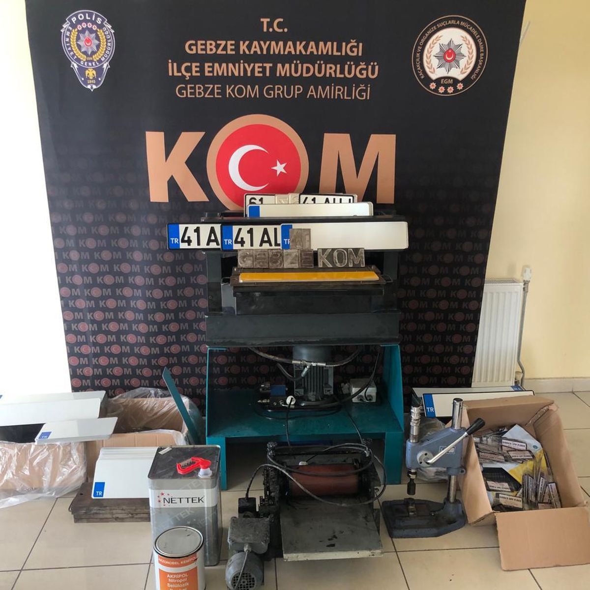 Kocaeli\'de sahte plaka operasyonunda 2 şüpheli gözaltına alındı