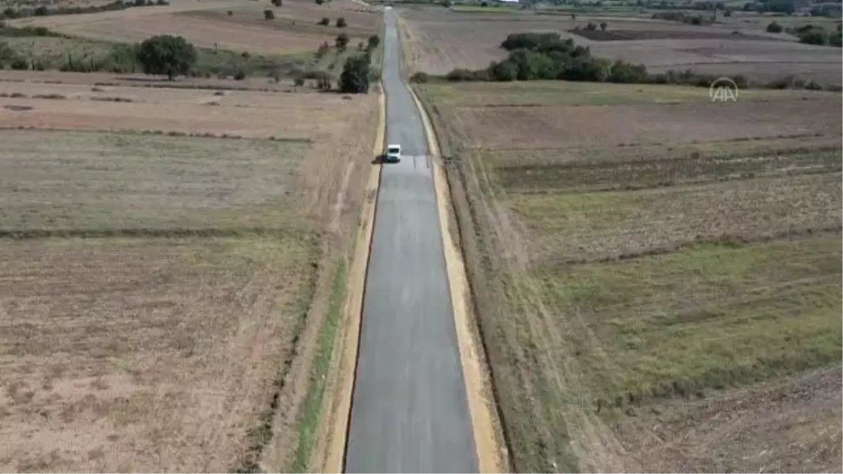 Edirne\'de köy yolları asfalt yerine beton kullanılarak yenileniyor