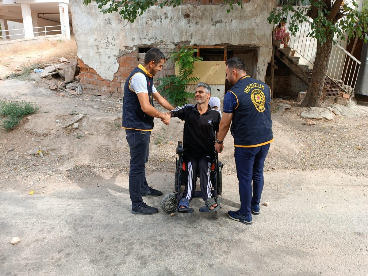 Malatya\'da çalınan akülü tekerlekli sandalye polis tarafından bulunarak sahibine teslim edildi