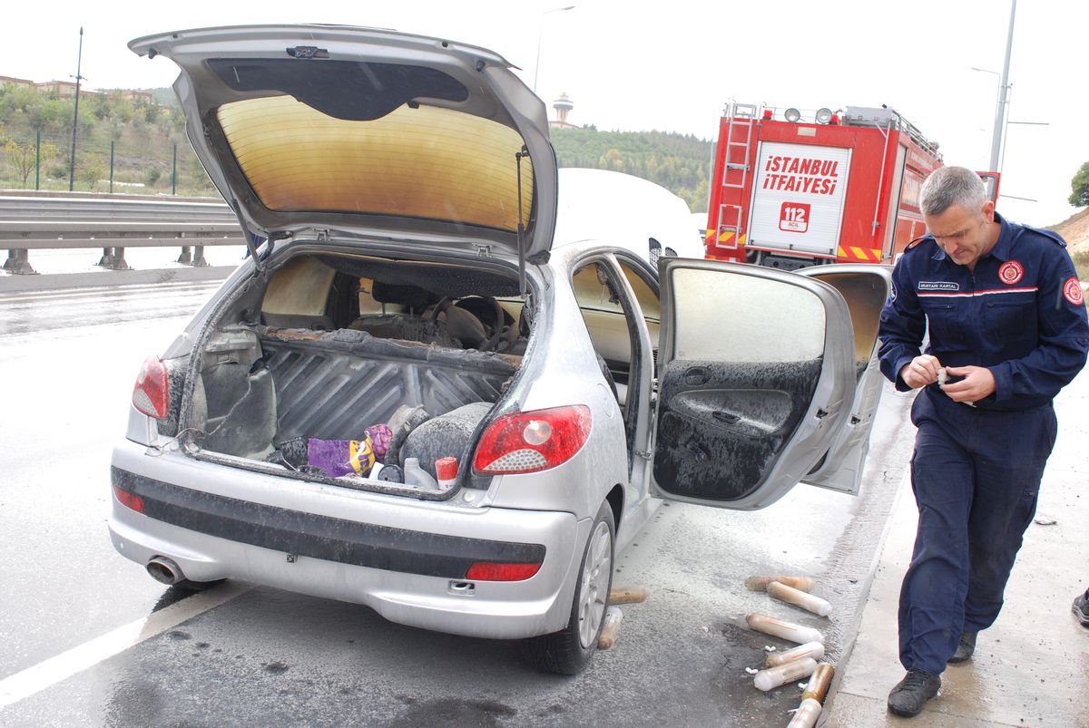 Maltepe\'de seyir halindeki otomobilde çıkan yangın söndürüldü