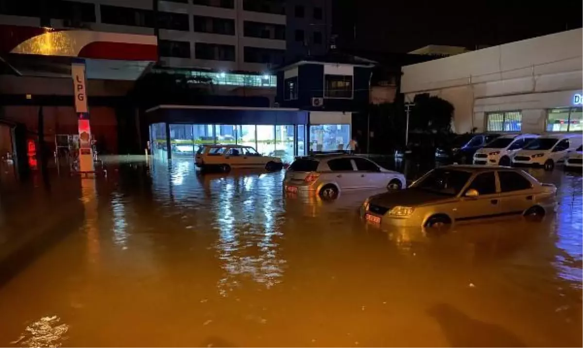 OSMANİYE\'DE SAĞANAK NEDENİYLE EV VE İŞ YERLERİNİ SU BASTI, ARAÇLAR SUYA GÖMÜLDÜ