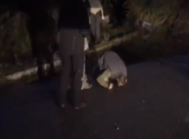 Rusya ve Ukrayna arasında esir mübadelesi gerçekleşti! Ukraynalı asker toprağı öptü Rusya ve Ukrayna arasında esir mübadelesi gerçekleşti! Ukraynalı asker toprağı öptü