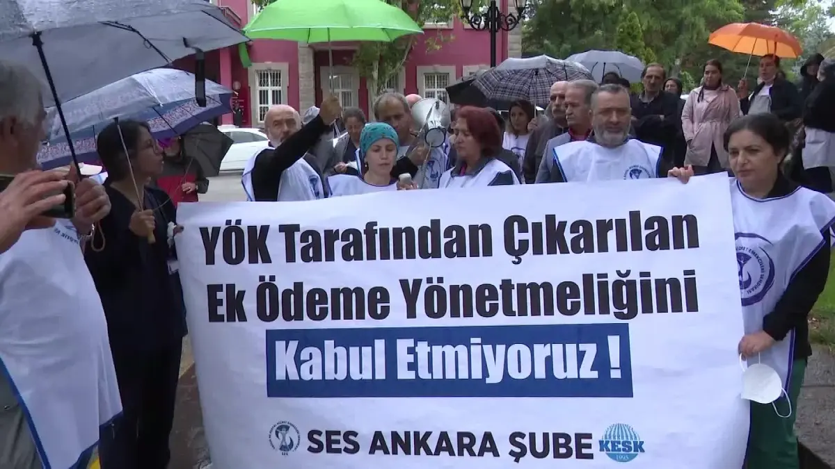 Sağlık Emekçileri: "Üniversite Hastanelerinde Çalışan Emekçiler Şimdi de Yönetmelikler Kapsamına Mağdur Edilmektedir"