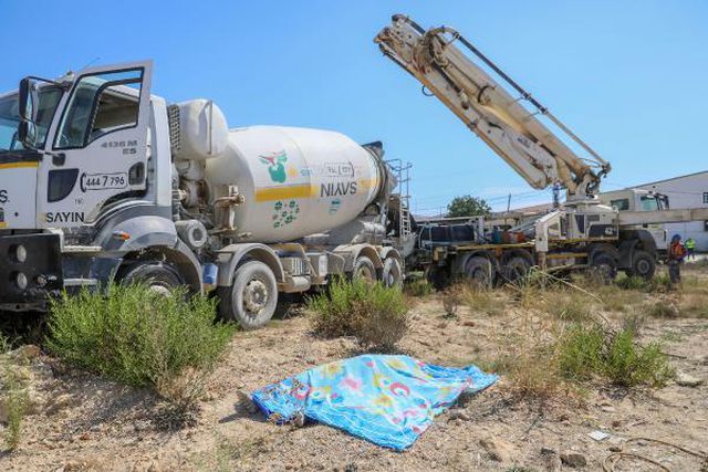 Şoförün cenazesi kaldırılmadan mikserdeki beton harcını almaya başka bir araç geldi Şoförün cenazesi kaldırılmadan mikserdeki beton harcını almaya başka bir araç geldi