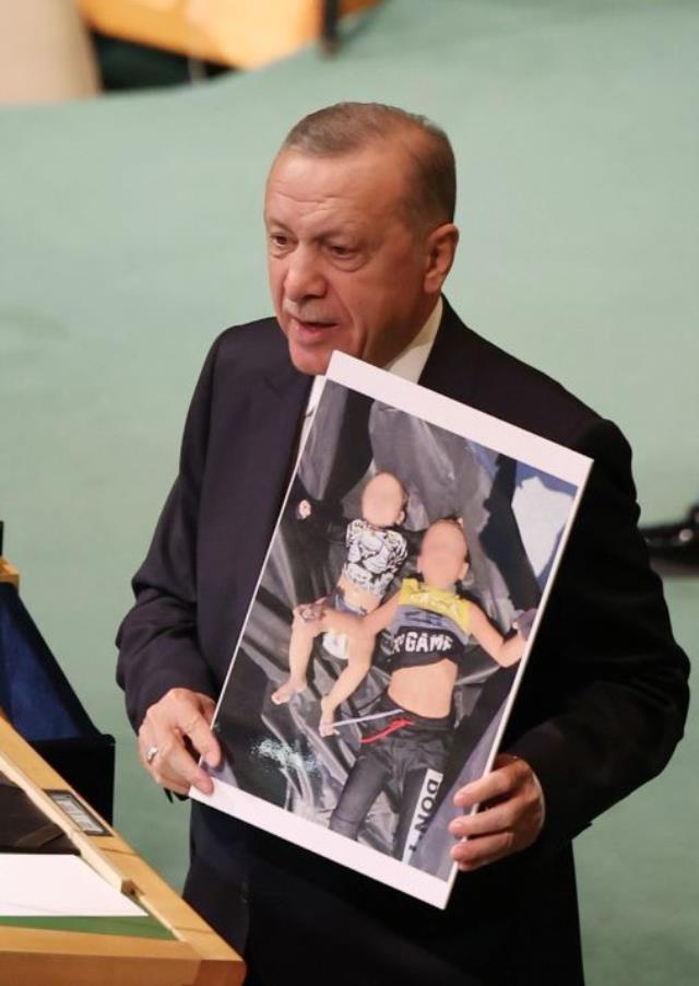 Türkevi'ndeki basın toplantısında konuşan Erdoğan, Kıbrıs'ı güzel bir geleceğin beklediğini söyledi Türkevi'ndeki basın toplantısında konuşan Erdoğan, Kıbrıs'ı güzel bir geleceğin beklediğini söyledi
