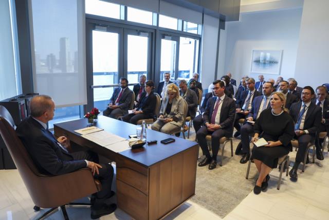 Türkevi'ndeki basın toplantısında konuşan Erdoğan, Kıbrıs'ı güzel bir geleceğin beklediğini söyledi Türkevi'ndeki basın toplantısında konuşan Erdoğan, Kıbrıs'ı güzel bir geleceğin beklediğini söyledi