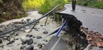 Yağış nedeniyle yolda göçük oluştu